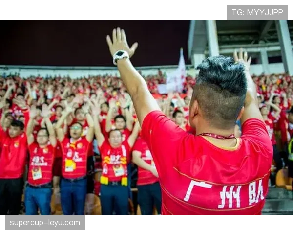 浦东足球场迎中超揭幕战，球迷热盼首场激战