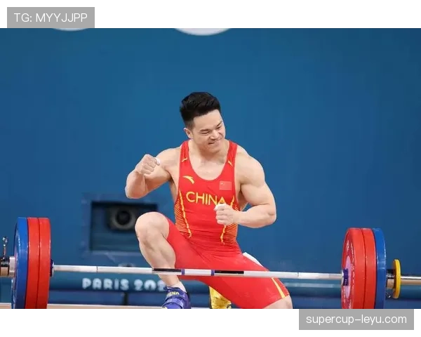 石智勇训练完直接拎两箱红牛走人，这哪是举重，分明是开能量饮料批发部