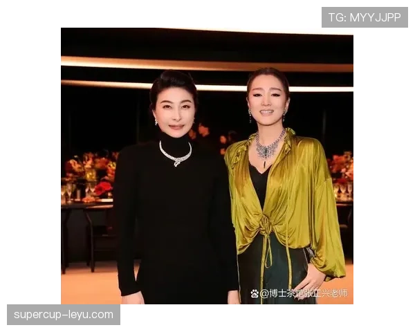 卢玉菲今天又被拍到街头买奶茶了？这气质跟赛场上的女王简直不是一个人啊！